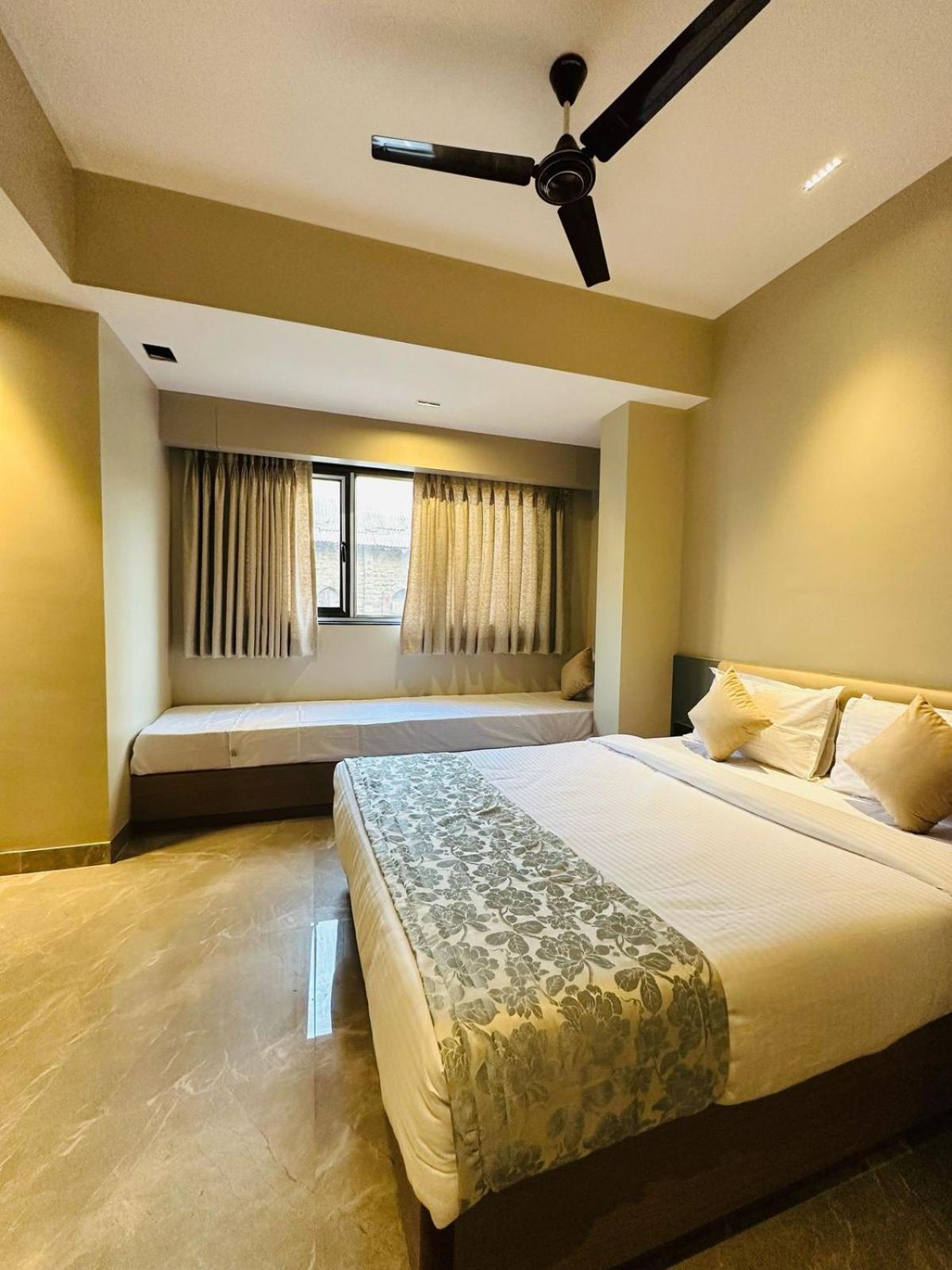 The Falcon Inn Mumbai Exteriör bild