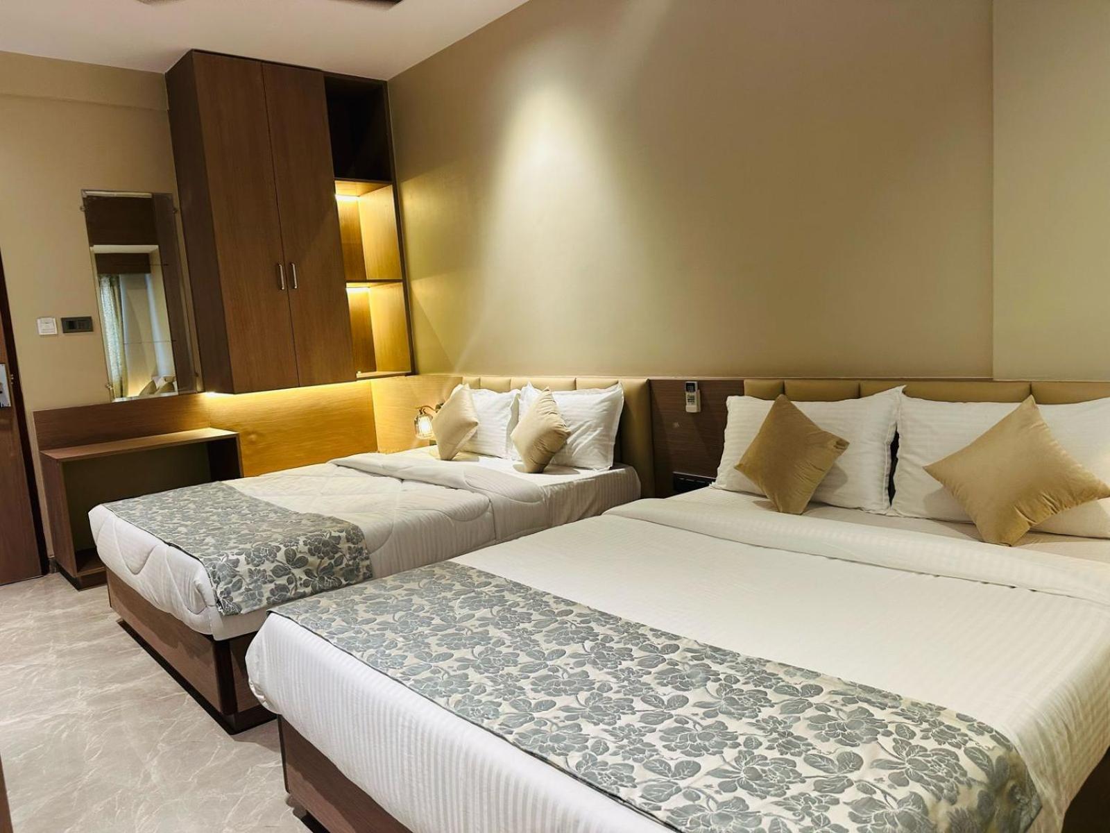 The Falcon Inn Mumbai Exteriör bild