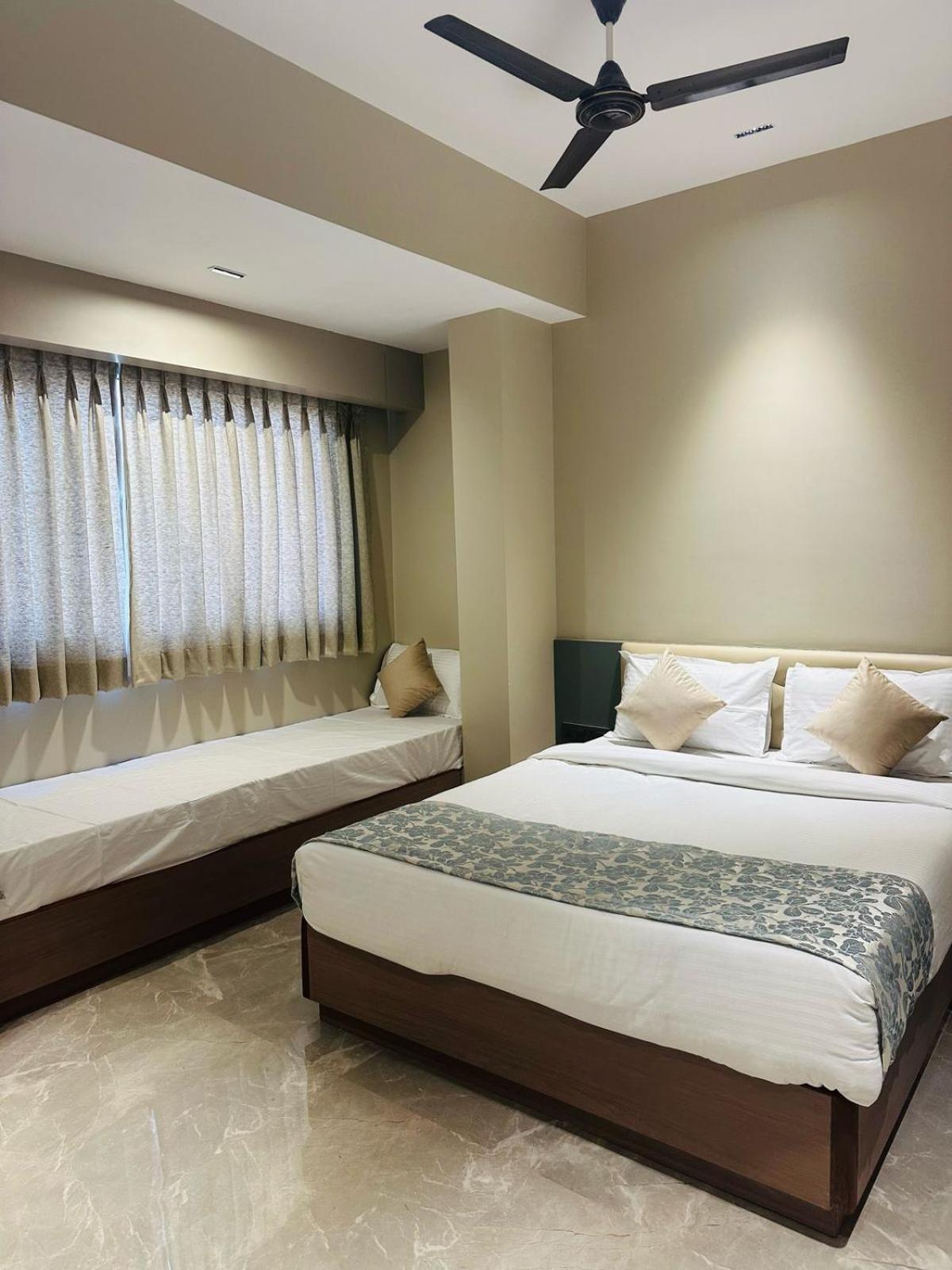 The Falcon Inn Mumbai Exteriör bild
