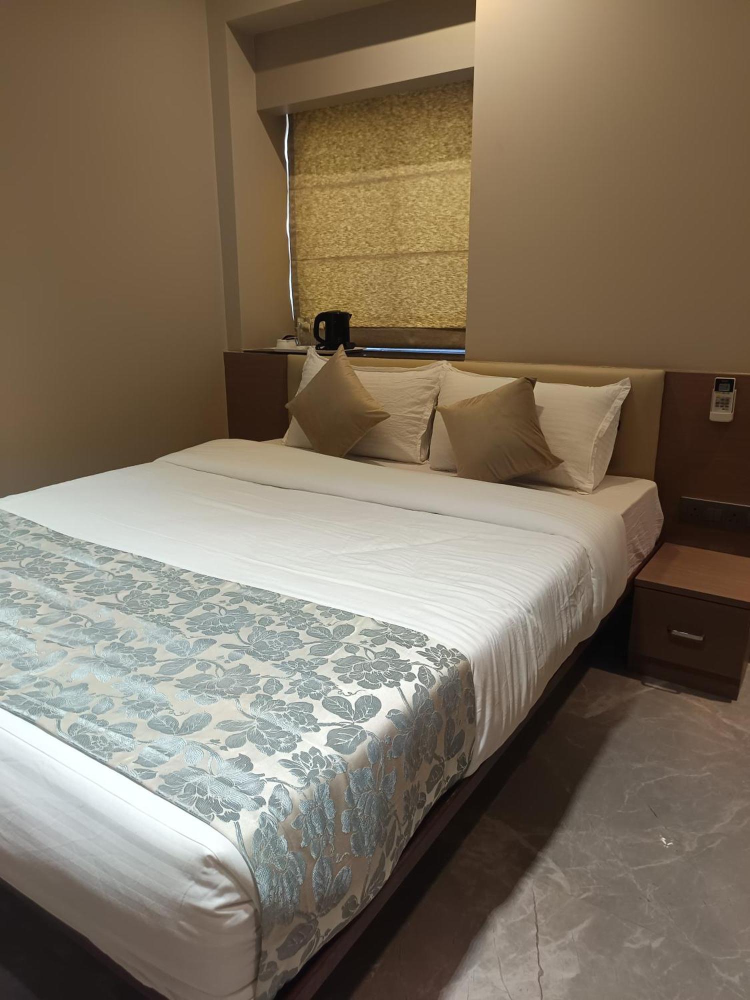 The Falcon Inn Mumbai Exteriör bild